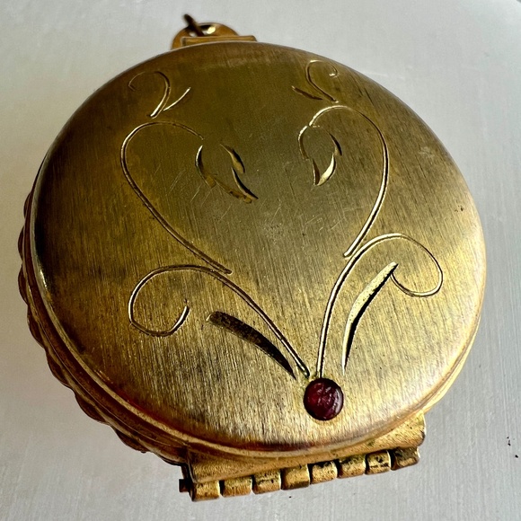 Vintage Gold-Tone Double Photo Locket Patent Pending Etched Floral Heart Motif - Picture 1 of 8